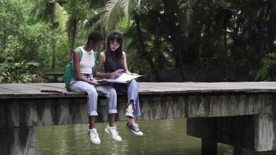 户外学习的年轻女性