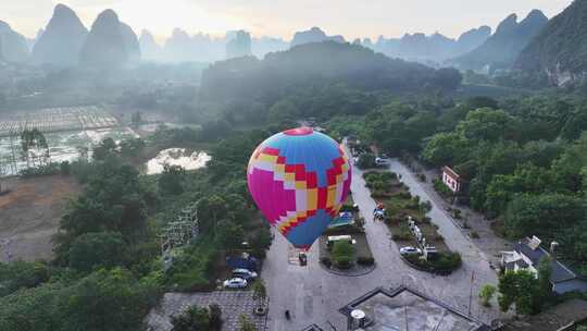 空中飞行的热气球