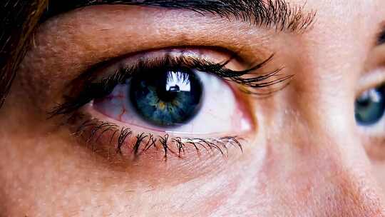 女性眼睛微距特写