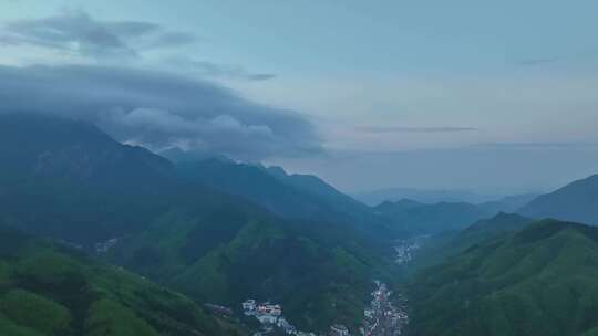 雨后的安徽黄山市黄山区汤口镇旅游景区小镇