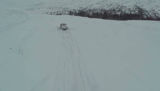 雪中行驶的汽车