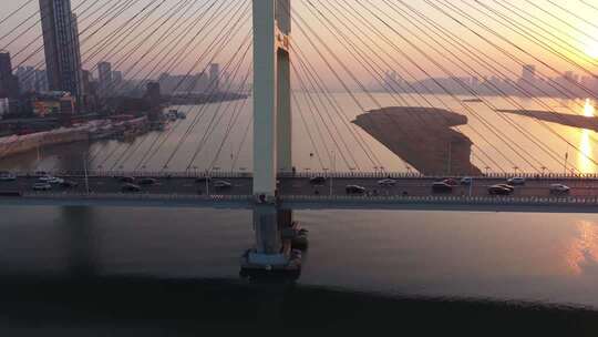 八一大桥夕阳下交通景象