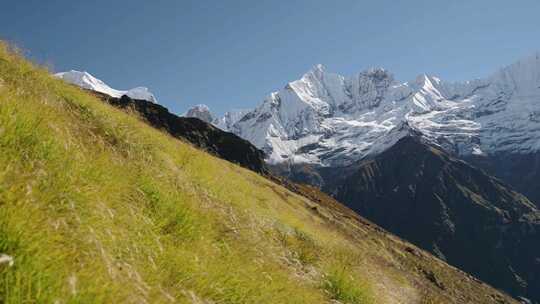 尼泊尔安纳普尔纳峰风景，蓝天晴天雪山喜马