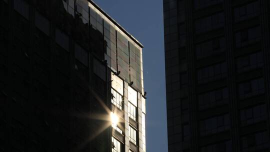 阳光洒在建筑上的变化