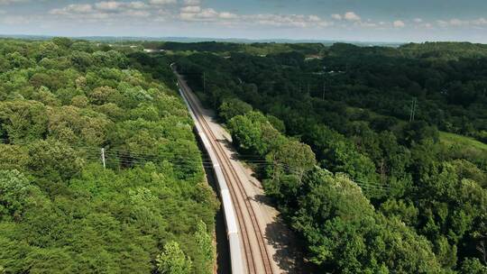 航拍森林的铁路