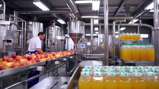 工厂果汁生产流水线作业