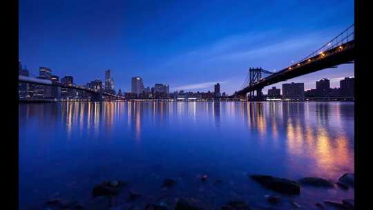 跨河大桥的夜景