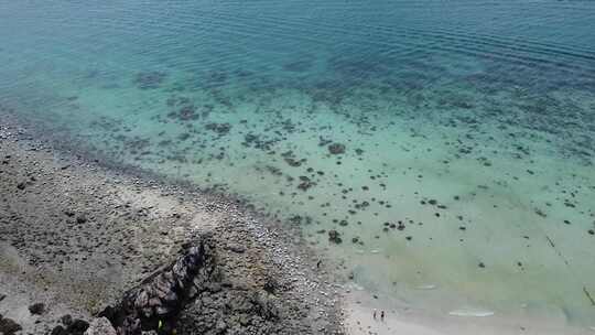 热带岛屿岩石海岸的无人机视图