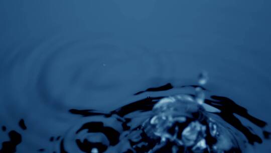 蓝色水池中气泡剧烈向上涌动视频素材模板下载
