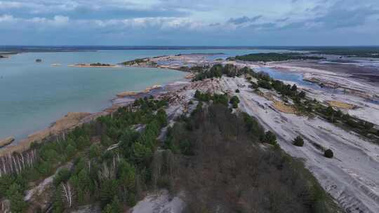 德国卢萨蒂亚后煤湖度假胜地的鸟瞰图。