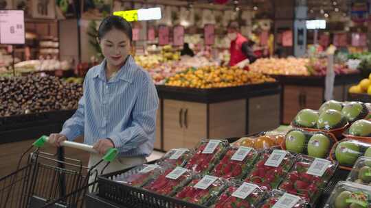 女生在超市选购草莓加入购物车视频素材模板下载