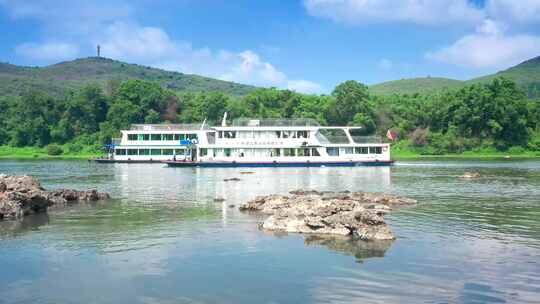 广西桂林黄牛峡漓江旅游船