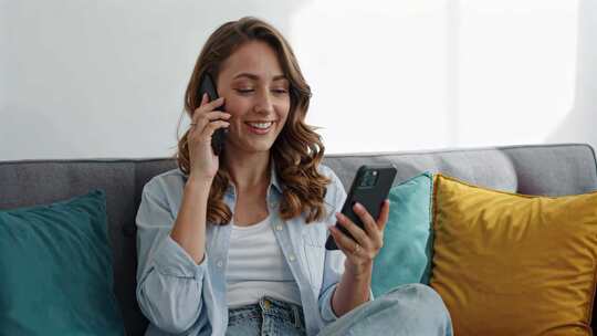 女子沙发上打电话玩手机素材