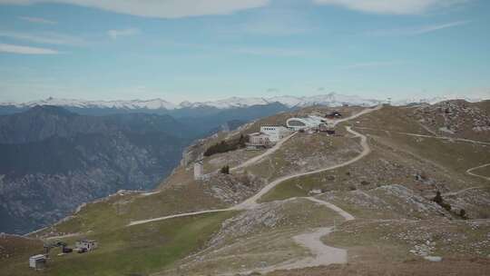 蒙特巴尔多山顶上的建筑和房屋