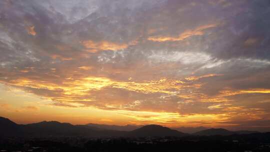 山脉晚霞天黑延时天空山峰夜幕降临日落余晖