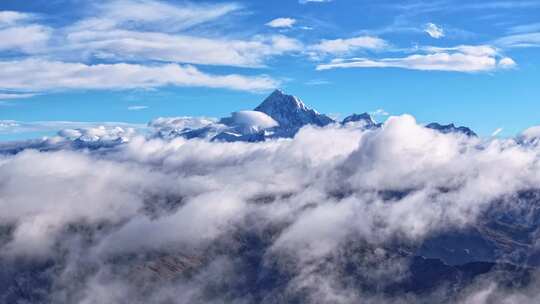 航拍四川蜀山之王贡嘎山云海雪山风光