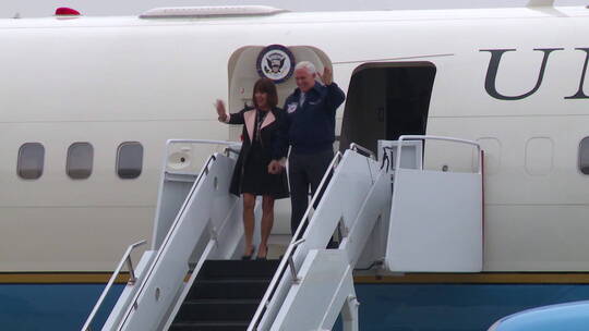 副总统迈克·彭斯和他的妻子从空军二号出来