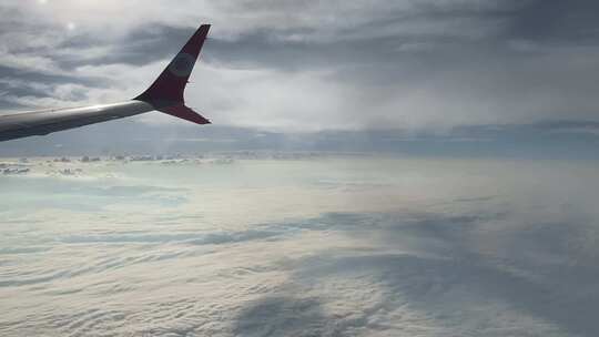 飞机飞过云海