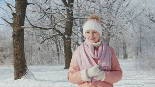 女人公园里漫步欣赏雪景