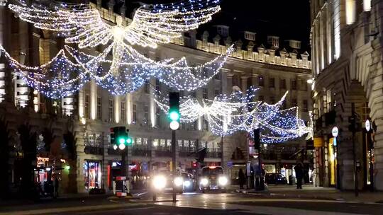 城市街道与圣诞灯装饰延时