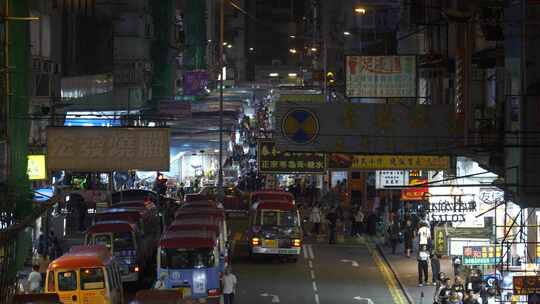 夜晚霓虹灯下的香港街道景象旺角巴士站