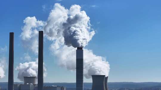 工厂烟囱排放的白烟 空气污染