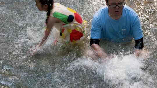 夏天 父女俩在水里玩水打水泡