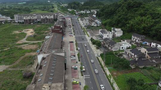 一支车队在皖南的道路上奔驰