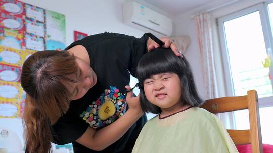 升格实拍为女儿剪发的中国母亲视频素材模板下载