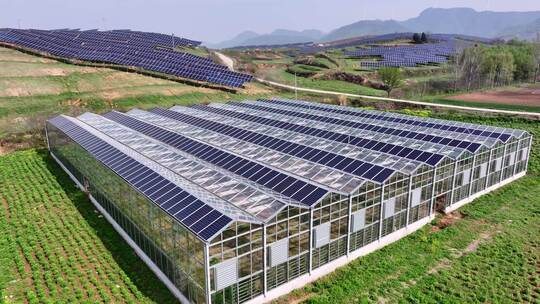 蔬菜种植大棚上太阳能电池板光伏发电