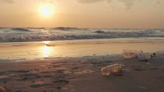 志愿者在海边捡起垃圾放进袋子里视频素材模板下载
