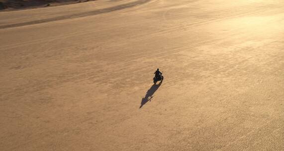 骑士在沙漠骑摩托