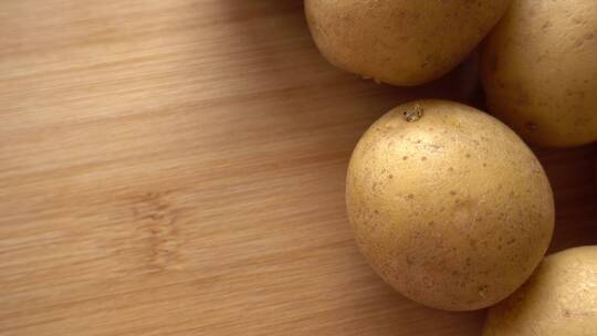 把新土豆放在木制砧板上