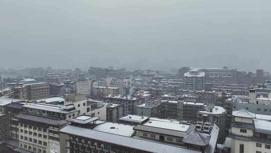 航拍陕西省西安市大雪中的西安钟楼街道风景