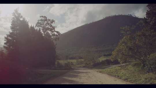 靠近小山的土路