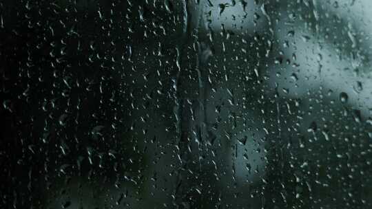雨水飘落在玻璃窗上