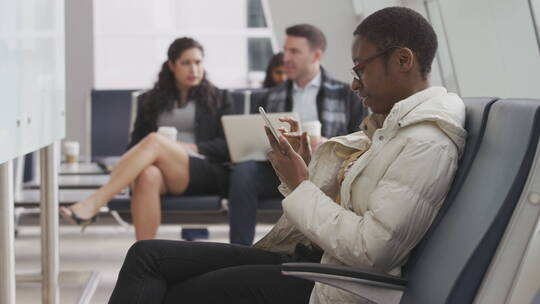 在机场使用手机的女人