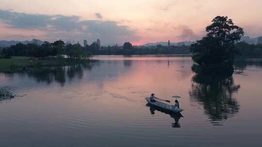 浙江浦江金狮湖黄昏日落划船风光