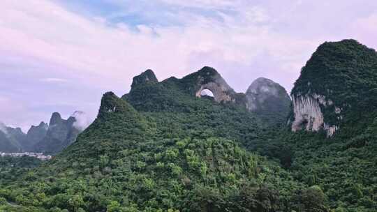 云雾缭绕的桂林阳朔月亮山景区风光