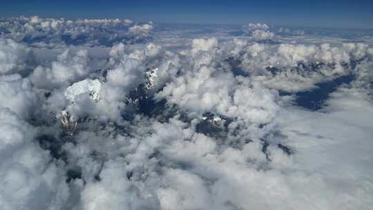 南美洲云层上安第斯山顶峰雪山鸟瞰图