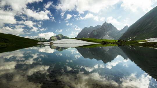 巴伐利亚阿尔卑斯山山湖的时移云反射德国