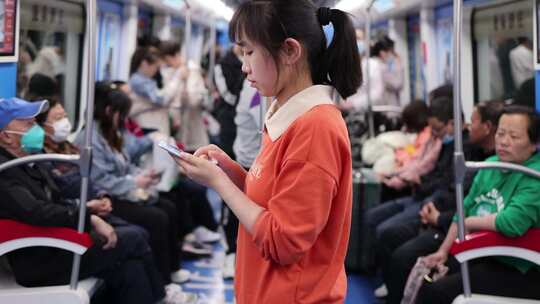 年轻女性在地铁看手机刷短视频视频素材模板下载