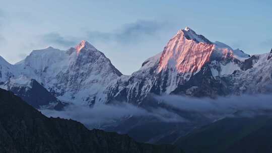 绝美的日照金山