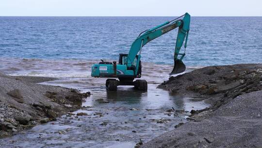 海滩上正在工作的挖土机视频素材模板下载