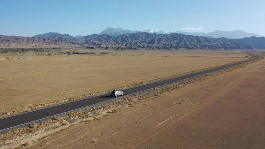航拍汽车在新疆独山子大峡谷公路上行驶