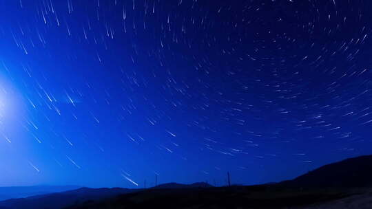 深蓝色天空中美丽的星迹，夜空晴朗，星光灿