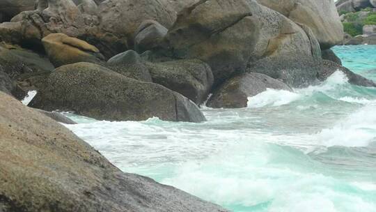 热带海浪撞击岩石