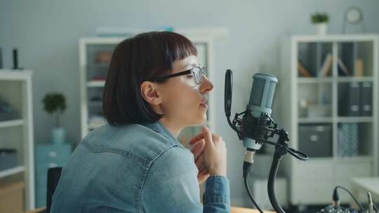 女人，录音设备，播客，麦克风