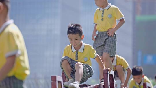 幼儿园小朋友和孩子们开心的玩耍慢动作