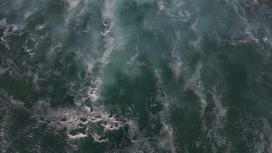 鸟瞰大海海浪海洋泡沫清澈的海水